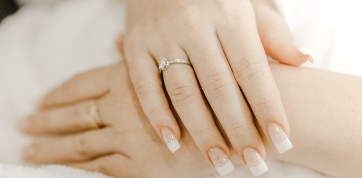 Ce qu'il faut faire et ne pas faire avec les petites peaux autour des ongles