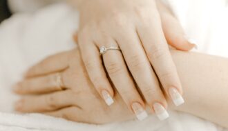 Ce qu'il faut faire et ne pas faire avec les petites peaux autour des ongles