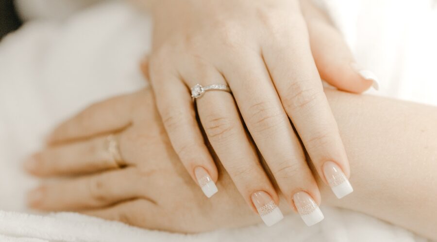 Ce qu'il faut faire et ne pas faire avec les petites peaux autour des ongles