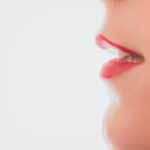 Le gratte-langue : un allié contre la mauvaise haleine