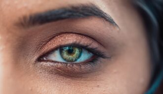 Poches sous les yeux : comment les faire dégonfler ?