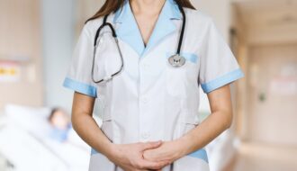 Les vêtements médicaux : une combinaison entre fonctionnalité et hygiène