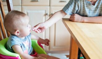Quels sont les aliments à éviter durant la première année de votre enfant ?