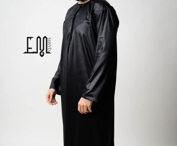 Quels accessoires mettre en valeur avec un Qamis Noir ?