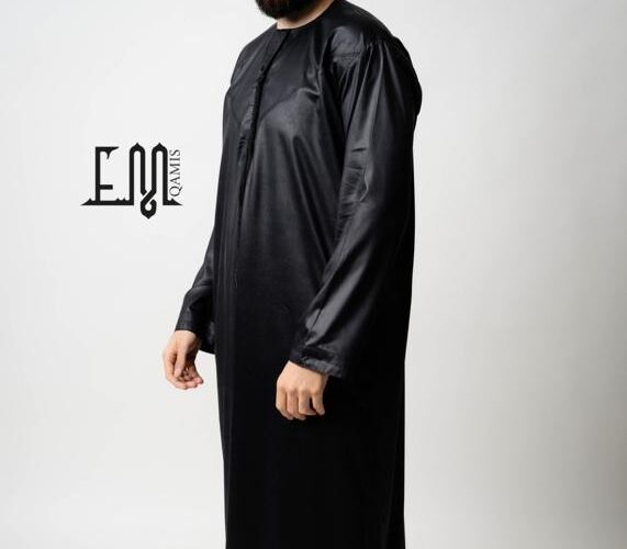 Quels accessoires mettre en valeur avec un Qamis Noir ?