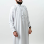 L'intégration du Qamis Blanc dans les Codes Vestimentaires