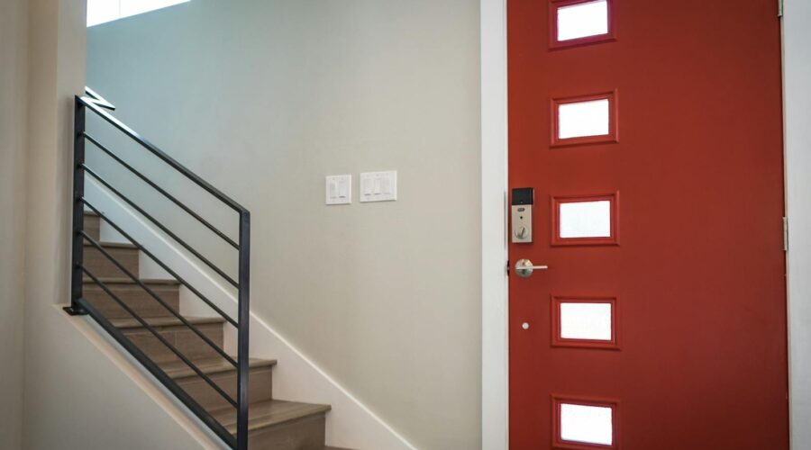 Pourquoi opter pour une porte d'entrée PVC sur mesure ?